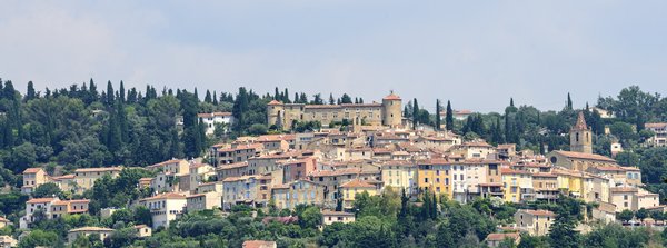 Où séjourner pour des vacances en Provence avec des ateliers de parfumerie et des randonnées dans les champs de lavande?